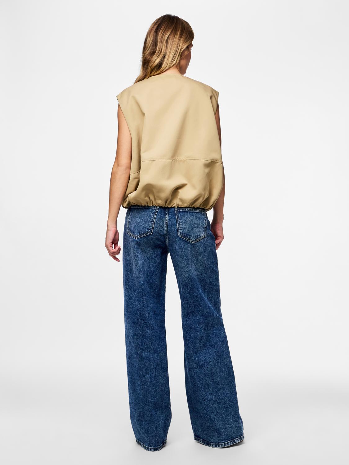 model_shot-back